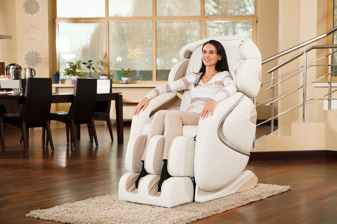 Девушка сидит в массажном кресле Kresslo.kg